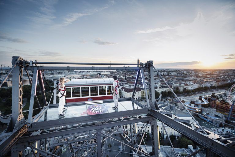 Bevor sich die Tänzer im Gasometer messen, hat sich das Wiener Riesenrad in einen Dancefloor verwandelt.