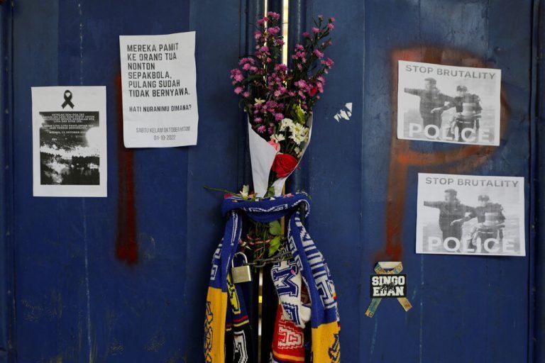 Blumen und Fanattribute hängen am Eingangstor jener Fußballarena in Indonesien, in der bei einer Massenpanik 130 Menschen starben. Reuters