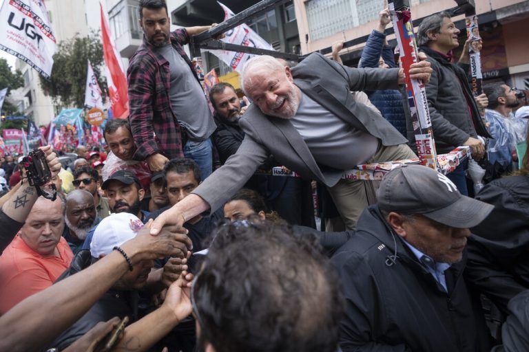 Brasiliens Ex-Präsident Luiz Inacio Lula da Silva will noch einmal Staatsoberhaupt werden. Wahlergebnisse werden am Montag erwartet. AP