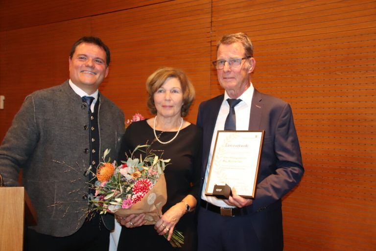 Bürgermeister Thomas Schierle mit Hildegard und Manfred Flatz. Der Altbürgermeister ist der sechste Ehrenringträger der Gemeinde.N. Moosbrugger