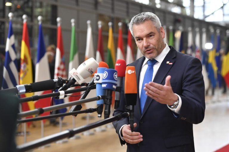 Bundeskanzler Karl Nehammer spricht mit Reportern in Brüssel. Österreich ist gegen eine Deckelung russischer Gasimporte. AP