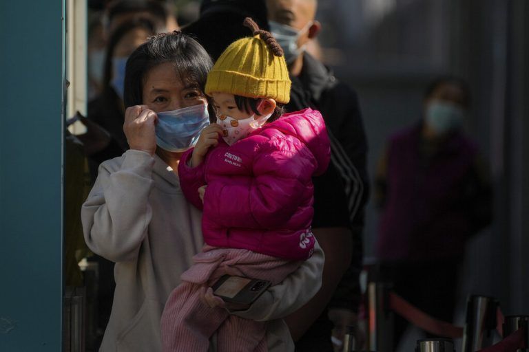 China hält weiterhin an seiner strengen Null-Covid-Politik fest. Großstädte werden lahmgelegt, Menschen eingesperrt, die Wirtschaft leidet. AP