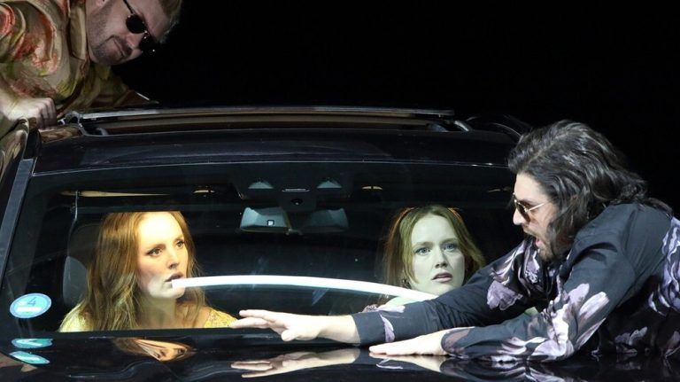„Cosi fan tutte“ in München: Liebeswerben bzw. Triebbefriedigung bei großem Körpereinsatz mit tollen Sängerinnen und Sängern. Bayr. Staatsoper, Hösl
