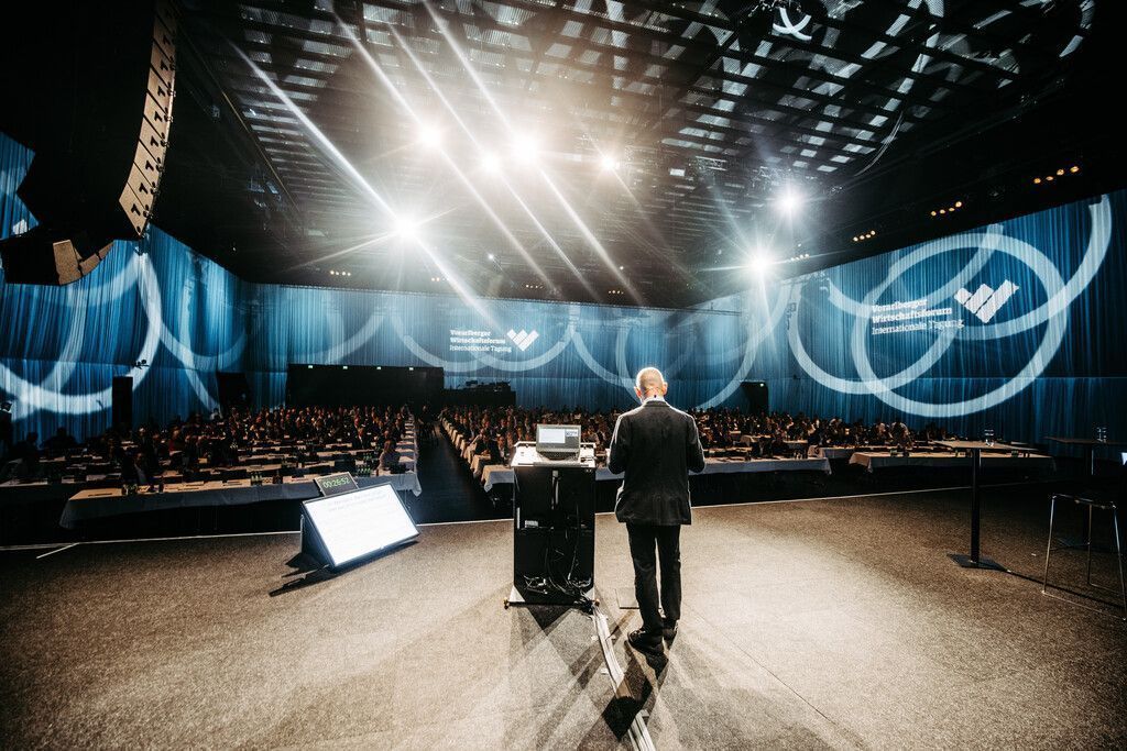 Heute Wirtschaftsforum: „Die Welt im Umbruch“. »D1