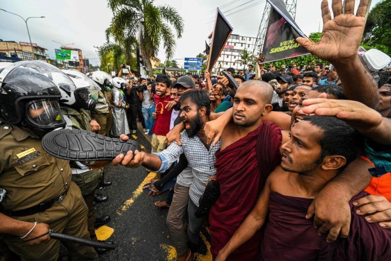 Demonstranten fordern vor der Universität in Colombo, Srilanka, lautstark die Freilassung ihrer Anführer aus den Militärgefängnissen. Srilanka wird seit Monaten von Unruhen erschüttert. AFP