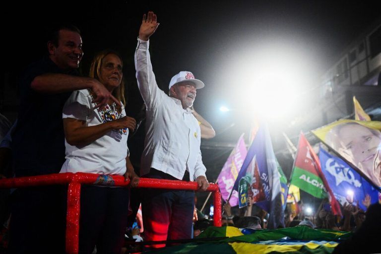 Der linke brasilianische Präsidentschaftskandidat Luiz Inácio Lula da Silva begrüßt Unterstützer in Rio de Janeiro. AFP