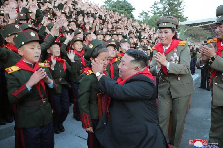 Der nordkoreanische Führer Kim Jong-un begrüßt Kinder bei einer Zeremonie anlässlich des 75. Jahrestages der Mangyongdae Revolutionary School in Pjöngjang. AFP