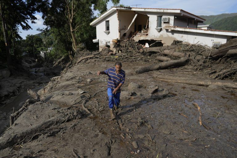 Der Regen hatte Flüsse zum Überlaufen gebracht und für Zerstörung gesorgt. ap