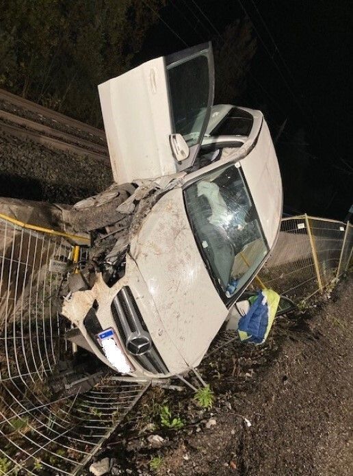 Der Wagen war in der Nähe der Gleise auf einer Mauer gelandet. <span class="copyright">Polizei</span>
