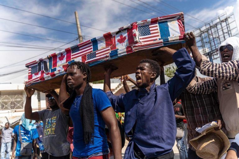 Die humanitäre Situation auf Haiti ist  angespannt. Erneut protestierten Tausende gegen Intervention durch die USA und Kanada. AFP