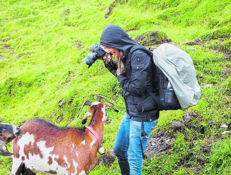 Die Naturfreundin hat die Alpenwelt zwei Jahre lang hautnah erkundet. DÜNSER
