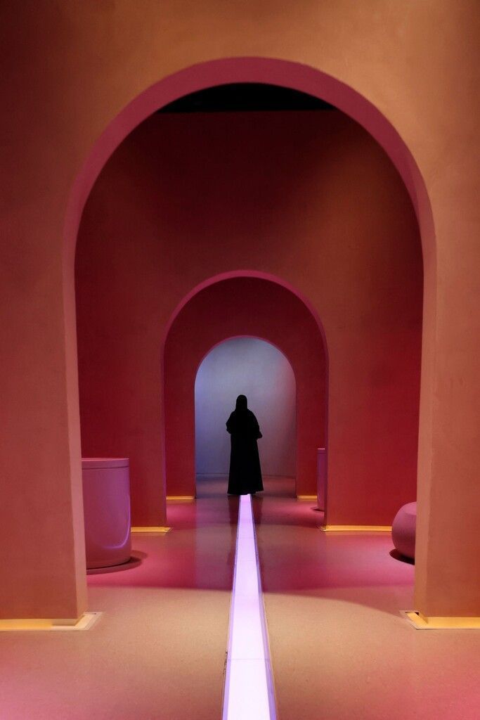 Diese Aufnahme zeigt eine Person im Museum der Zukunft, das sich im Herzen Dubais befindet. AFP