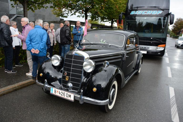 Dieser prächtige Benz aus den 30er-Jahren war Teil der Senioren-Fahrzeugkolonne.