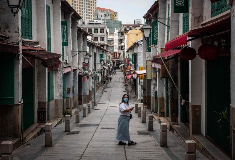 Dieses Bild zeigt eine Passantin im historischen Zentrum der chinesischen Sonderverwaltungszone Macau. AFP