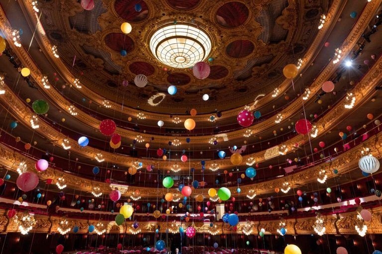 Dieses in Barcelona aufgenommene Foto zeigt das mit Luftballons gefüllte Liceu Grand Theatre als Teil einer Kunstinstallation der brasilianischen Künstlerin Flavia Junqueira. AFP