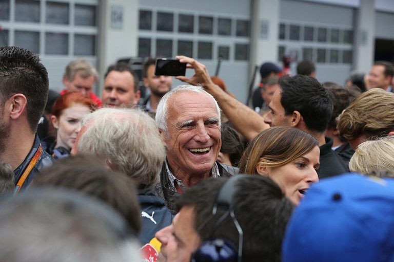 Ein Bild mit Seltenheitswert: Dietrich Mateschitz beim Bad in der Menge. Der reichste Österreicher zeigte sich nur selten in der Öffentlichkeit.  Manfred Noger