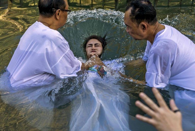 Ein christlicher Pilger aus Indonesien wird während einer Zeremonie in den Gewässern des Jordan in Yardenit im Norden Israels getauft. Nach dem Evangelium wurde Jesus Christus im Wasser des Jordan getauft. AFP