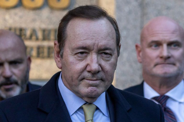 Ein Gericht hat Kevin Spacey vom Vorwurf der sexuellen Belästigung freigesprochen.