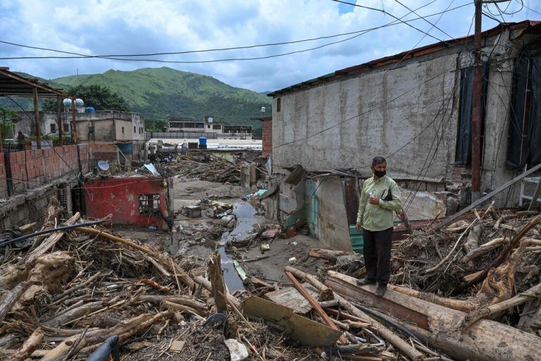 Ein Mann steht Tage nach dem verheerenden Erdrutsch in Las Tejerias in Venezuela neben den Trümmern zerstörter Häuser. Tausende Retter sind seit Mittwoch auf der Suche nach Vermissten. 56 Menschen sind immer noch abgängig. AFP