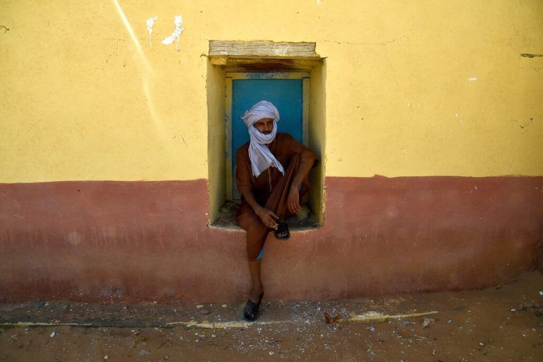 Ein zur Ethnie der Sahrauis gehörender Mann ruht auf einem Fensterbrett in der algerischen Stadt Tindouf während der Feierlichkeiten zum 47. Jahrestag der nationalen Einheit des sahrauischen Volkes. AFP