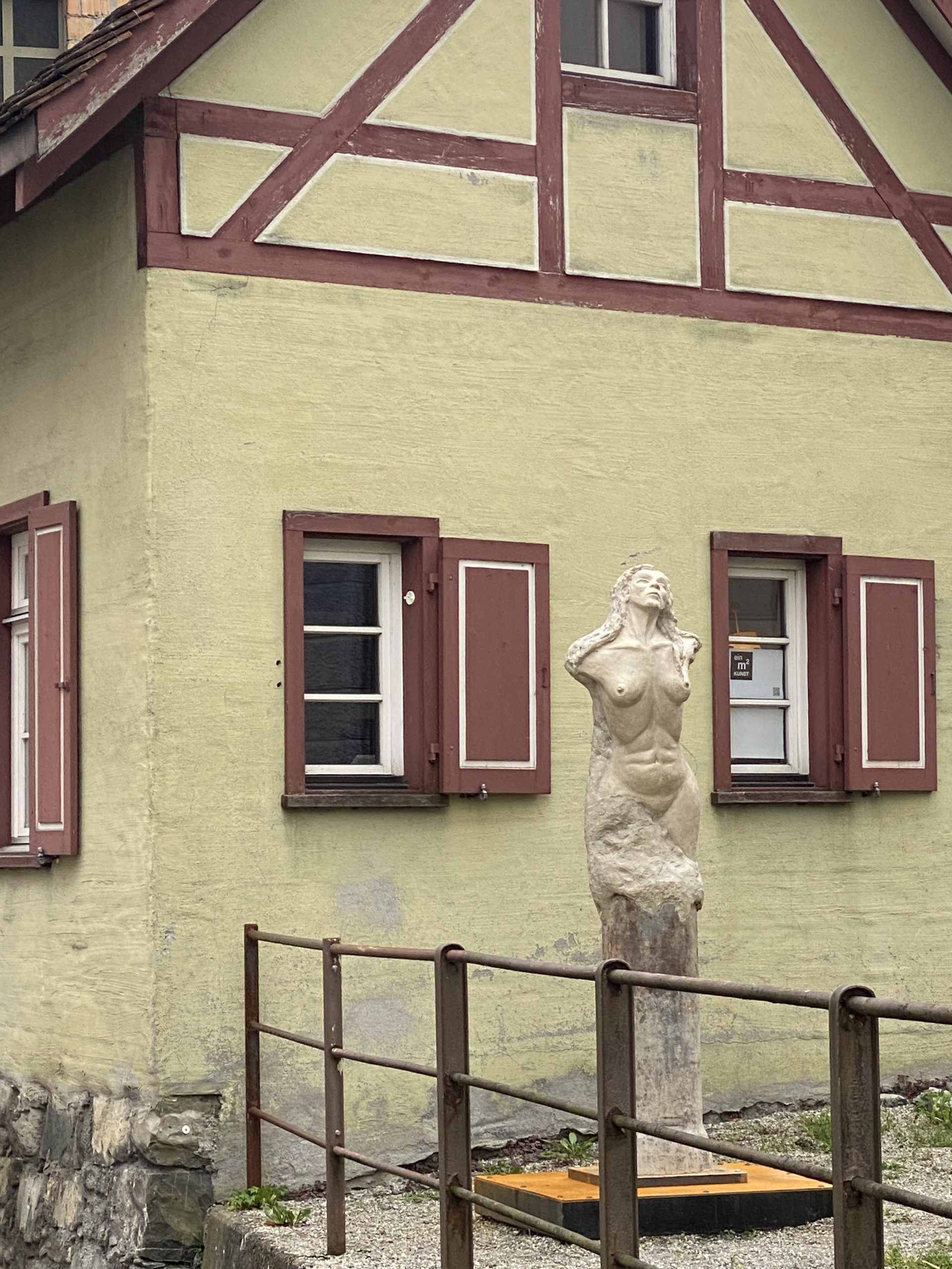 Andrea Maria Bauer ist die zehnte Künstlerin, die den Quadratmeter Kunst am Hohenemser Emsbach bespielt. <span class="copyright">Dieter Heidegger</span>