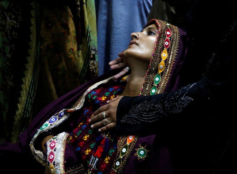Eine an Malaria erkrankte Frau mit Fieber wartet in einem medizinischen Zentrum in Sehwan, Pakistan, auf Behandlung. Reuters