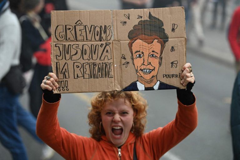 Eine Demonstrantin hält ein Schild mit einer Zeichnung von Emmanuel Macron mit der Aufschrift „Streik bis zur Pensionierung“, während einer Demonstration in Paris hoch. Die Gewerkschaften CGT und FO hatten zu einem landesweiten Streik für höhere Gehälter aufgerufen. AFP