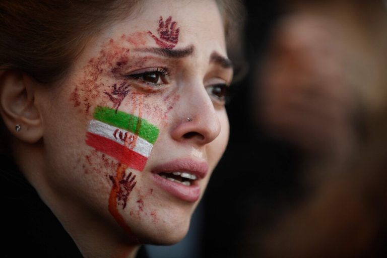 Eine Frau nimmt an einer Kundgebung zur Unterstützung der Proteste im Iran in der französischen Hauptstadt Paris teil. AFP
