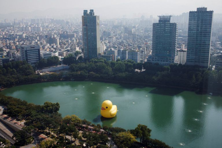 Eine riesige Plastikente des Künstlers Florentijn Hoffman hat im Seokchon-See in Seoul (Südkorea) ein neues Zuhause gefunden. Reuters