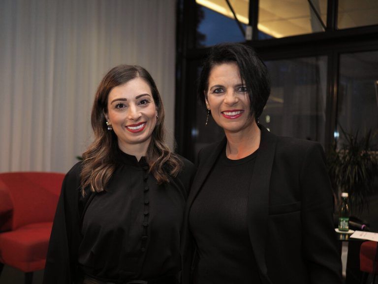 Fazilet Ulus (l.) und Daniela Erath-Mohr in Partylaune.