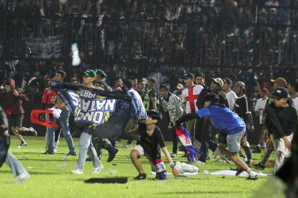 125 Todesopfer bei Massenpanik nach Fußballspiel in Indonesien. »D8