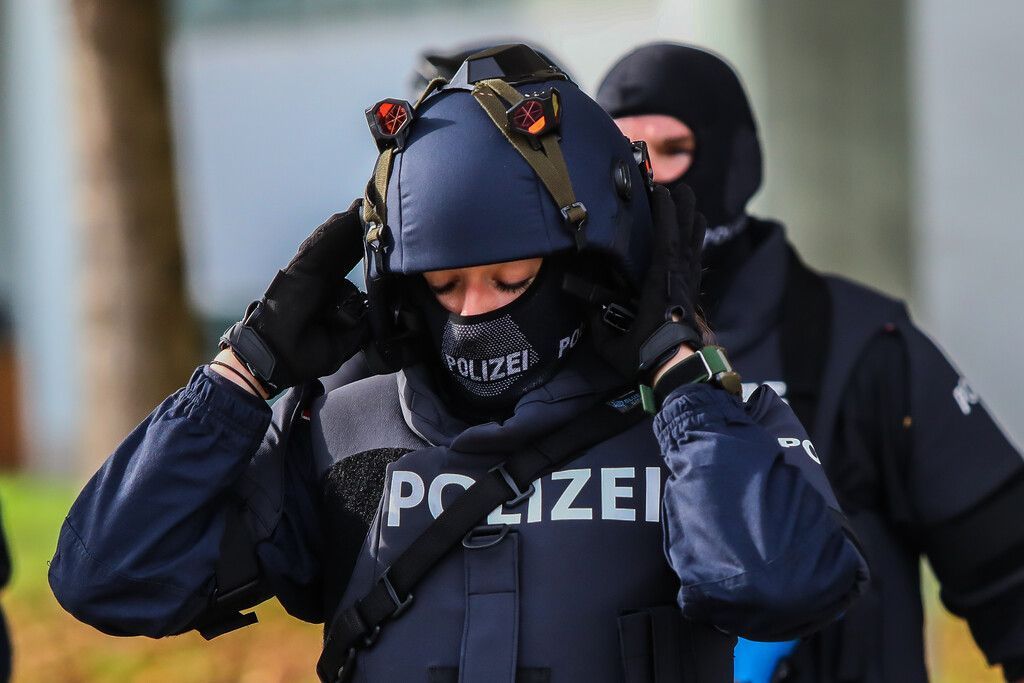 Einsatzeinheit der Polizei übt in Kaserne das Vorgehen bei Amokläufen an Schulen. »A7