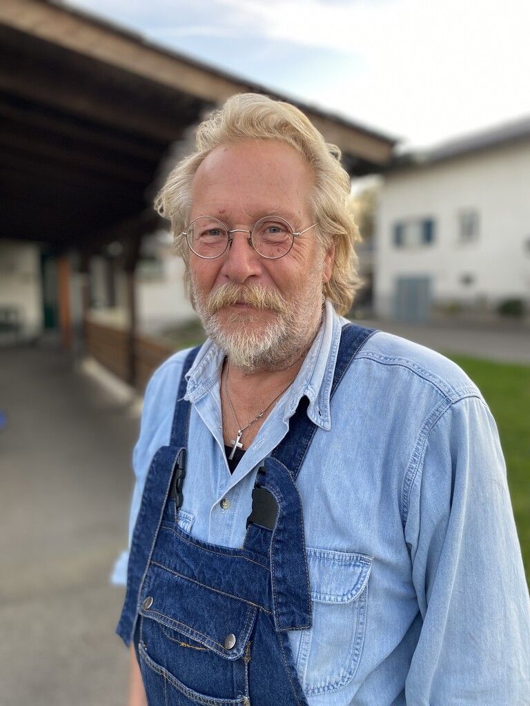 Eine dunkle Fontäne aus Gas und Wasser
