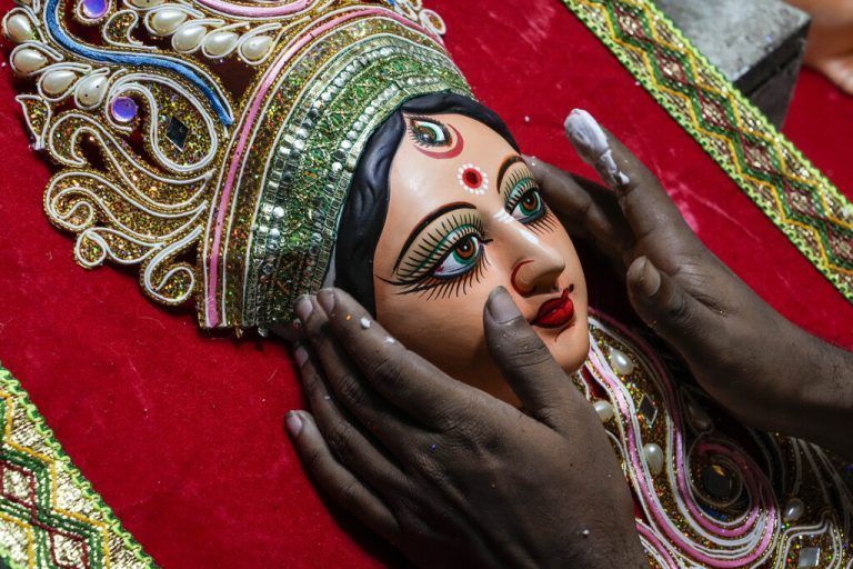 Für das hinduistische Durga Puja Festival wird im indischen Kolkata ein Bildnis der Göttin Durga angefertigt. AP
