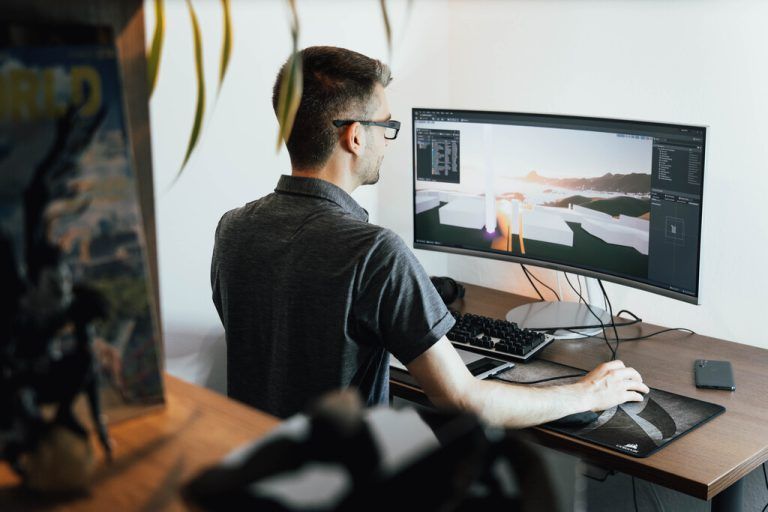 Für die Spielentwicklung reichen anfangs ein Laptop und Internet. S. Rosmann
