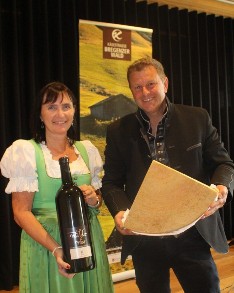 Gastgeber Natalie und Michael mit Wäldar Win und Weinviertler Kas.