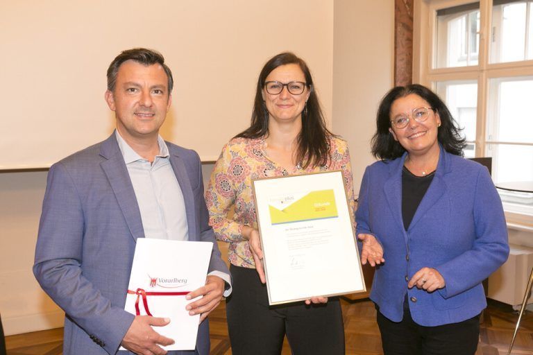 Gemeindechef Martin Staudinger, Jaqueline Mariacher und Benedicte Hämmerle.
