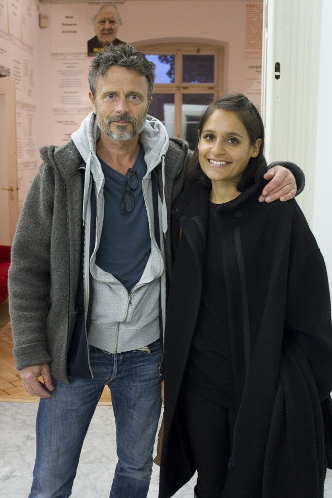 Hannes Dietrich und Victoria Kumar betrachteten die Werke.