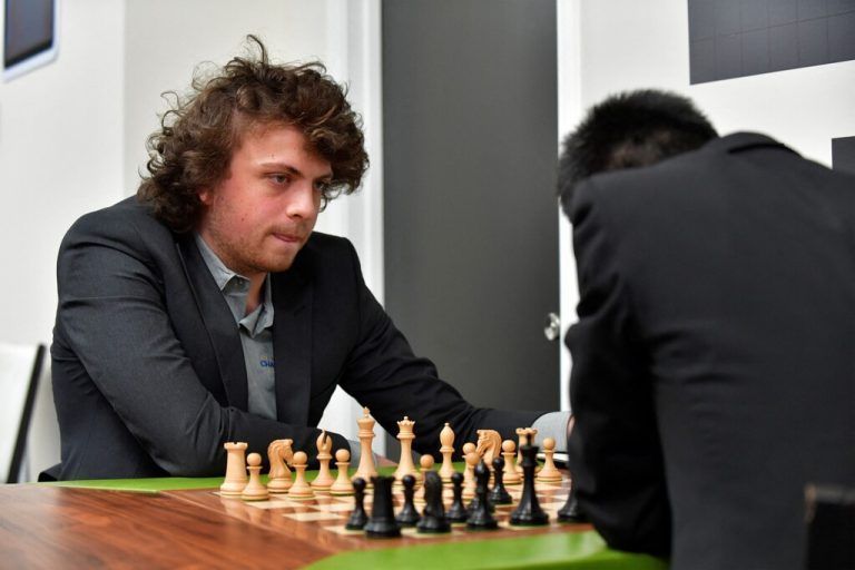 Hans Niemann (gr. Bild) fordert von Magnus Carlsen wegen der Betrugsvorwürfe gegen ihn 100 Millionen Dollar Schadenersatz. AFP