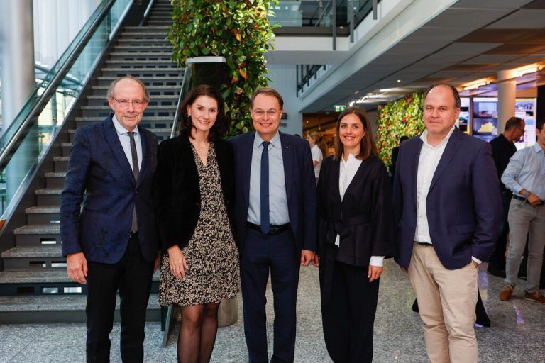 Herausgeber Eugen A. Russ, Andrea und Gerhard Drexel, Moderatorin Claudia Sutterlüty sowie VN-Chefredakteur Gerold Riedmann.