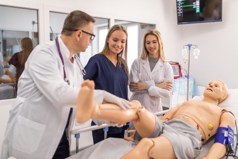 Im Pflegebereich gibt es nun neue Ausbildungsmöglichkeiten.Shutterstock