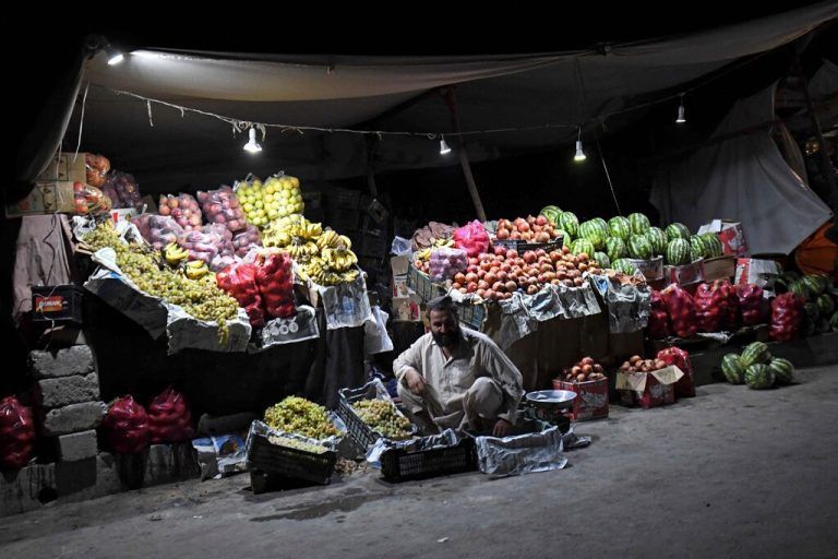In der afghanischen Stadt Kandahar wartet ein Obstverkäufer am Rand einer Straße auf Kundschaft. AFP