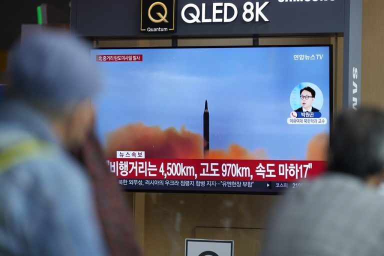 In einem Bahnhof in Seoul verfolgen Passanten einen Bericht über Raketentests. AP