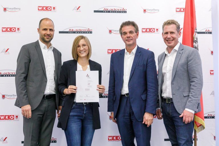 Insgesamt 45 Zertifikate bzw. Diplome wurden bei der Verleihung überreichtVLK/Hofmeister