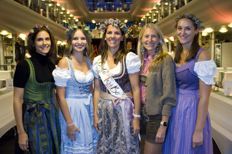 Junggesellinnenfeier: Crystel Grabher (l.) Annabell Benko, Braut Jasmine Eß sowie Marion Innerhofer-Eibel und Laura Martin. Franc