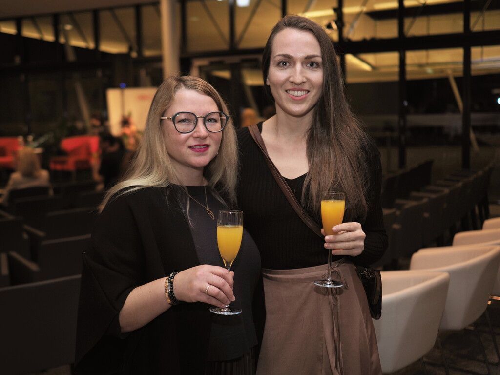 Eine Lounge  für 160 Ladys