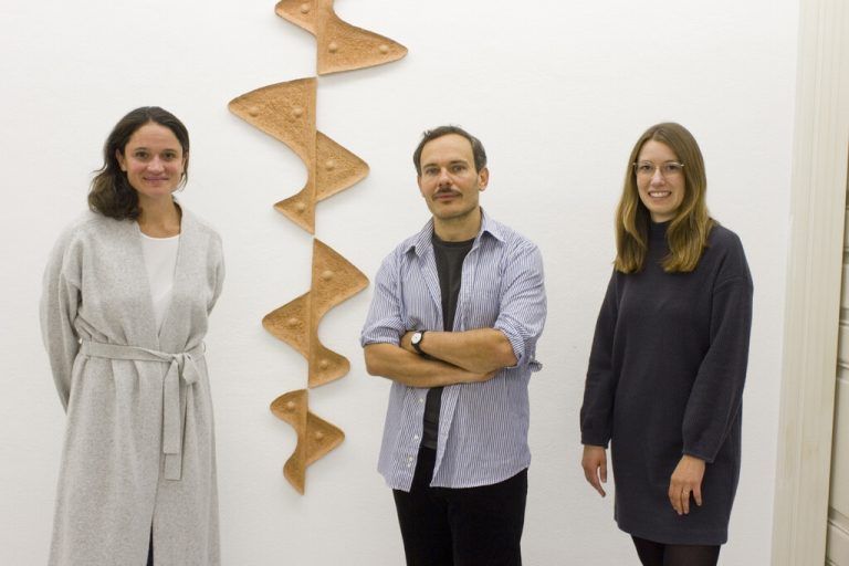Künstler Martin Chramosta mit Maria Simma (l.) und Sarah Kirsch eröffneten die Vernissage. franc