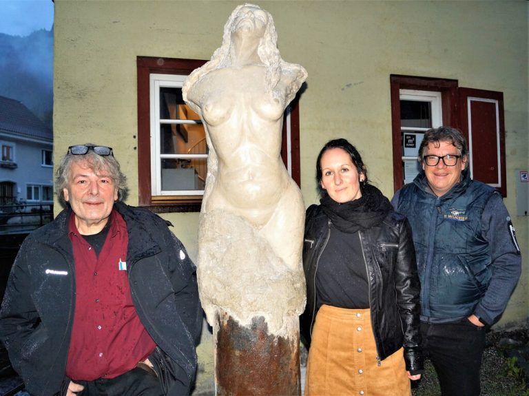 Kurator Günther Blenke (l.) sowie Künstlerin Andrea Maria Bauer und Galerist Dieter Heidegger freuten sich über zahlreiche Vernissagebesucher. yas