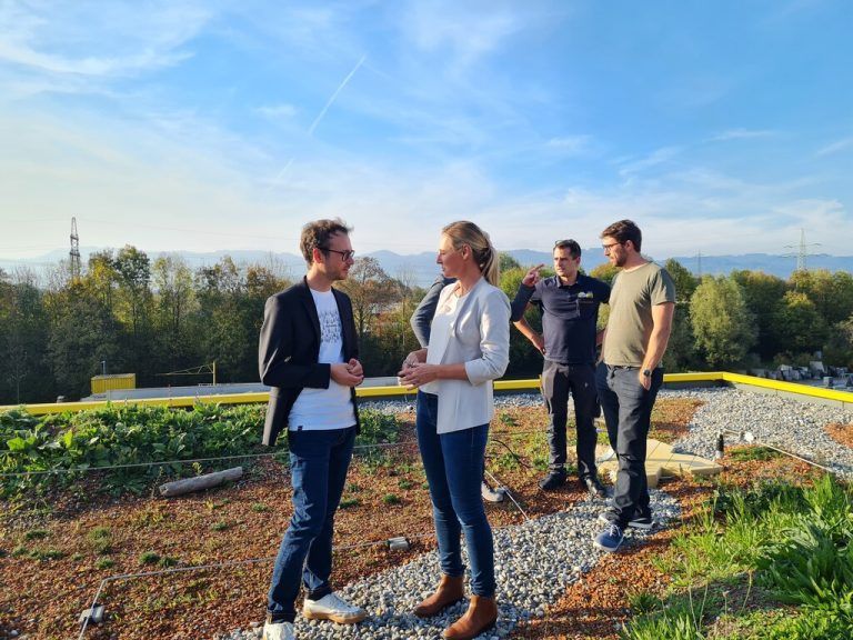 Landesrat Zadra im Gespräch mit Architektin Andrea Vogel-Sonderegger. Energieinstitut
