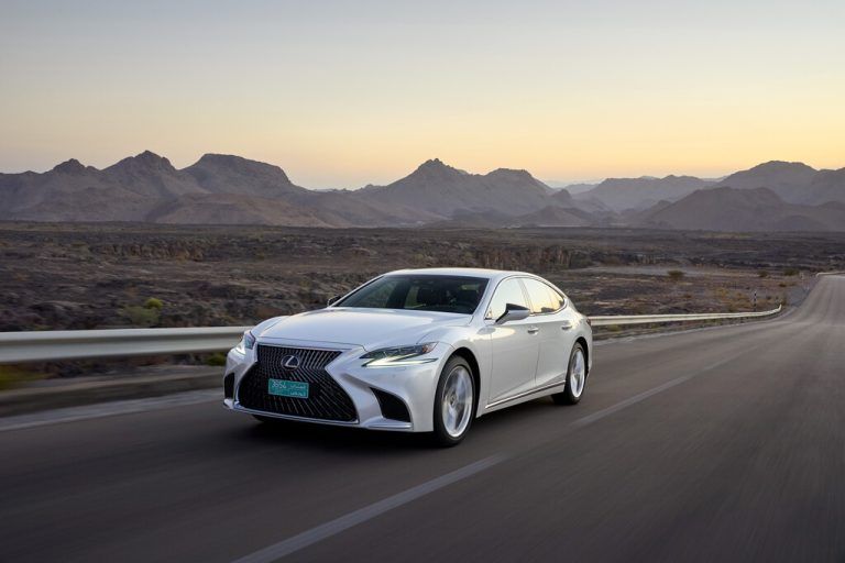 Lexus LS 500h: Prägnant-markante Front mit glattflächiger Karosserie. Mit 359 PS Systemleistung liefert der Benziner-Vollhybridantrieb satte, doch nicht überbordende Power.